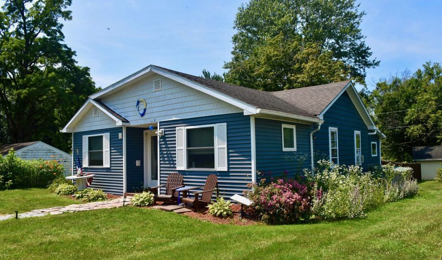 23 Mooney Dr, Alburgh, VT 05440 - 2 Beds, 2 Bath