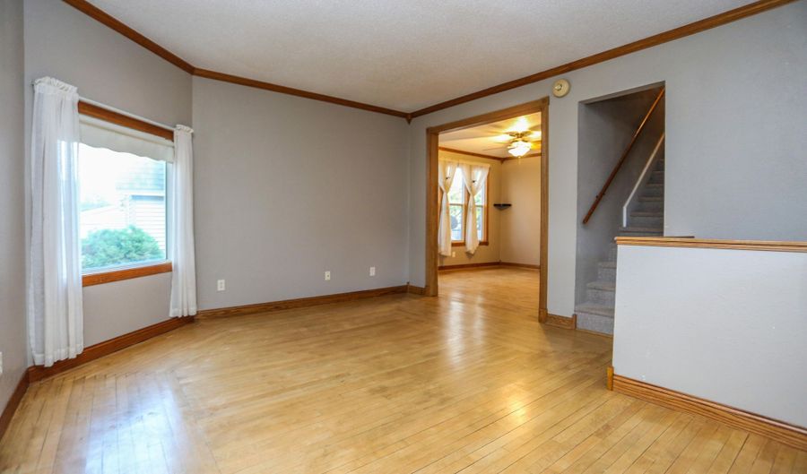 17 SW 9th Ave, Aberdeen, SD 57401 - 4 Beds, 3 Bath