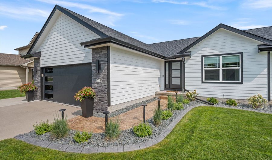 321 32nd St SW, Altoona, IA 50009 - 4 Beds, 3 Bath