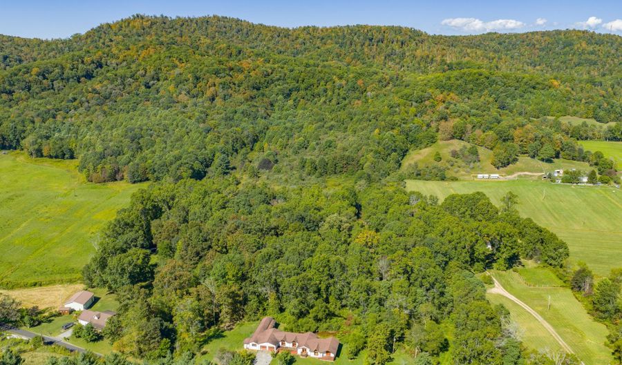 213 Patterson Creek Dr, Alderson, WV 24910 - 3 Beds, 6 Bath