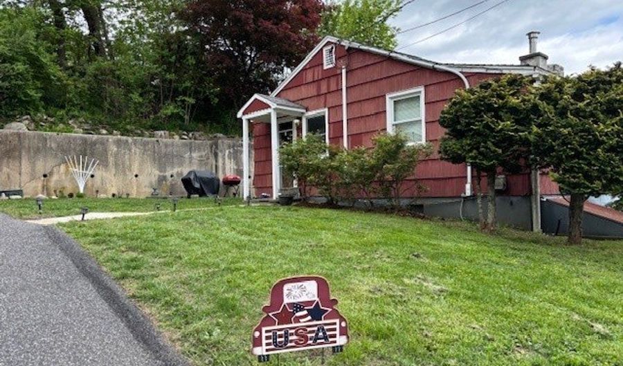 32 Kellogg St, Brookfield, CT 06804 - 2 Beds, 1 Bath