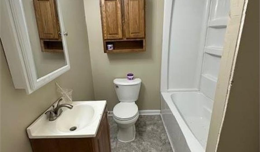 2014 E Oakland Ave, Austin, MN 55912 - 5 Beds, 2 Bath