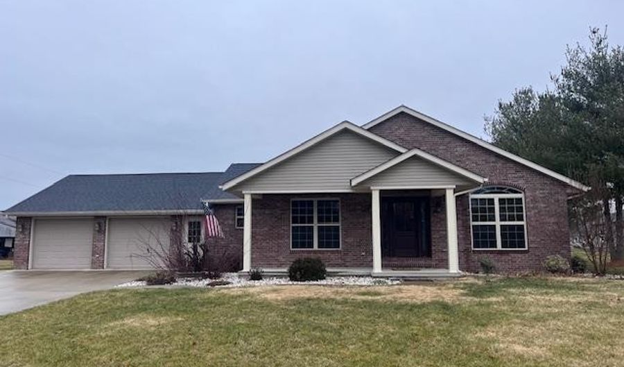 801 Angie St, Bartelso, IL 62218 - 2 Beds, 3 Bath
