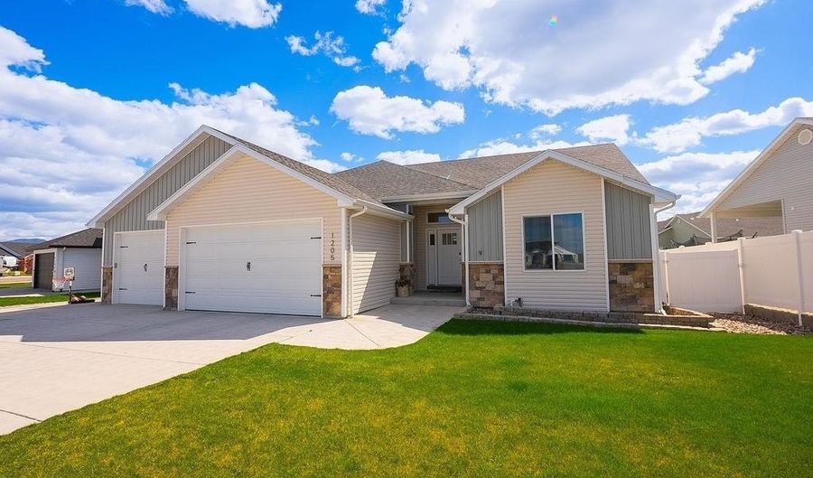 1205 Angela St, Chubbuck, ID 83202 - 6 Beds, 3 Bath