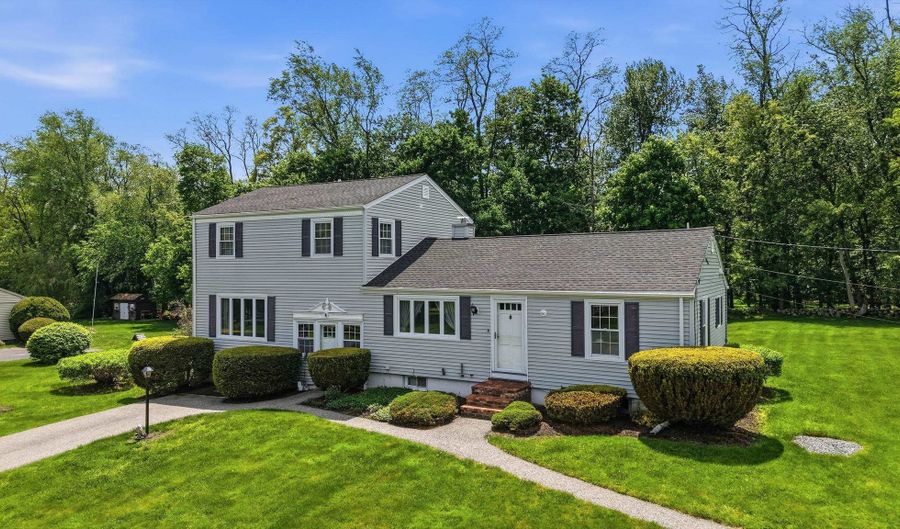4 Scottsdale Rd, Atkinson, NH 03811 - 3 Beds, 2 Bath
