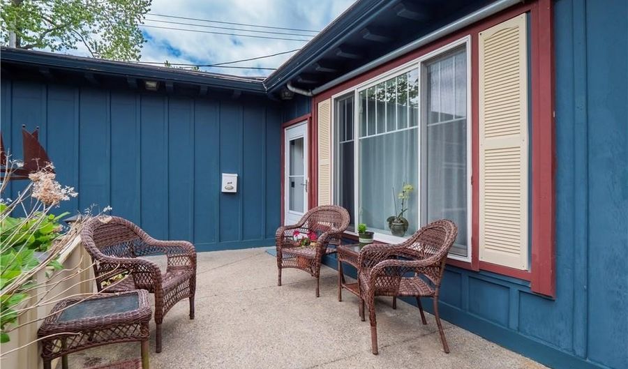 203 Fenner Ave 5, Middletown, RI 02842 - 2 Beds, 2 Bath