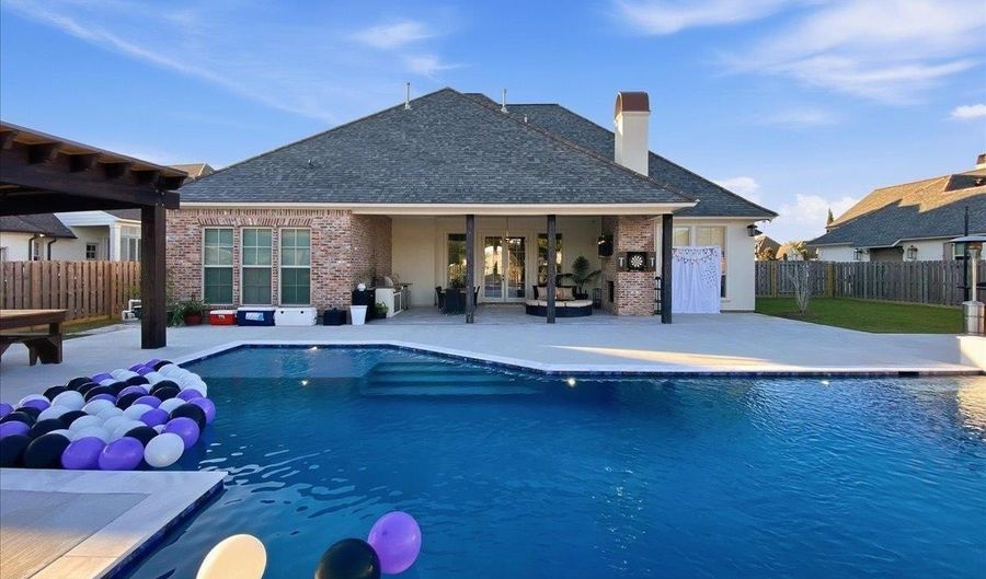 2529 University Club Dr, Baton Rouge, LA 70810 - 6 Beds, 6 Bath