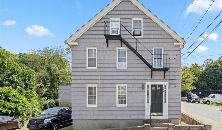 134 Duke St, East Greenwich, RI 02818 - 5 Beds, 3 Bath