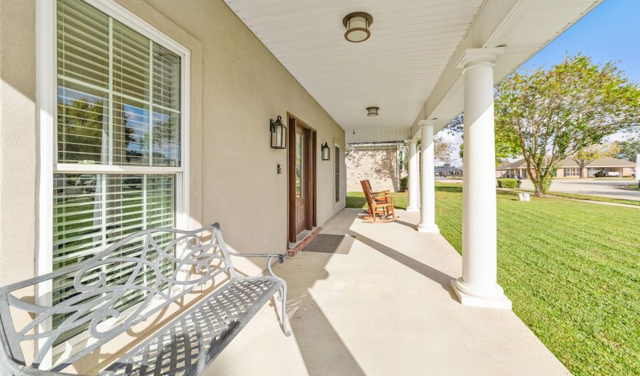 302 Riverside Dr, Berwick, LA 70342 - 4 Beds, 4 Bath