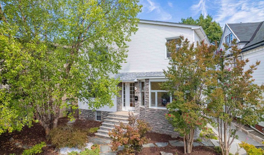 51 W 48TH St, Bayonne, NJ 07202 - 4 Beds, 3 Bath