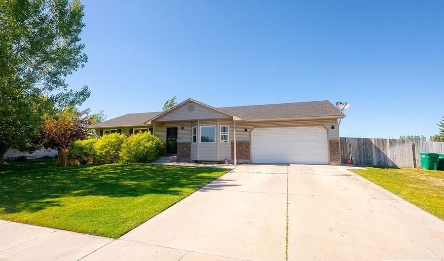 4465 E Cochise Dr, Ammon, ID 83406 - 5 Beds, 3 Bath