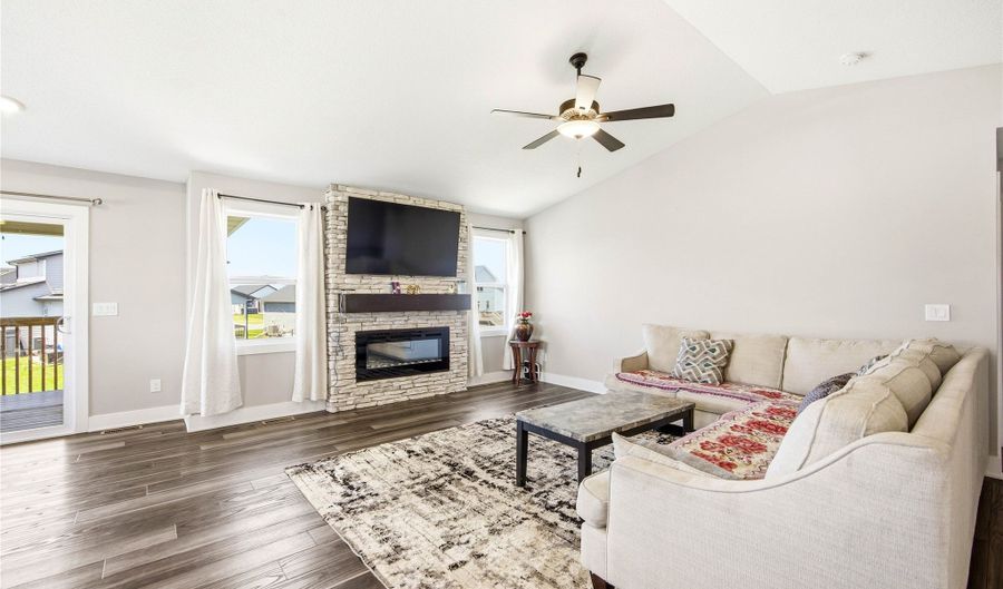706 NE Country Meadow Dr, Ankeny, IA 50021 - 4 Beds, 3 Bath