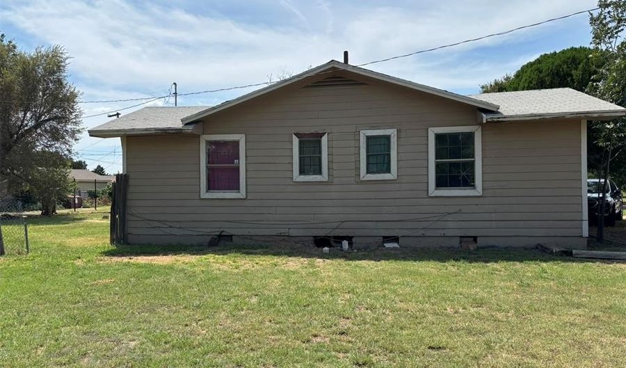 1112 Eula St, Altus, OK 73521 - 3 Beds, 2 Bath