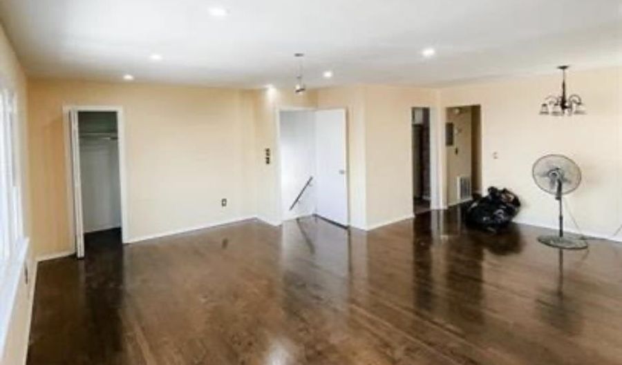 92 OAK St Apt 2, Bayonne, NJ 07002 - 3 Beds, 2 Bath