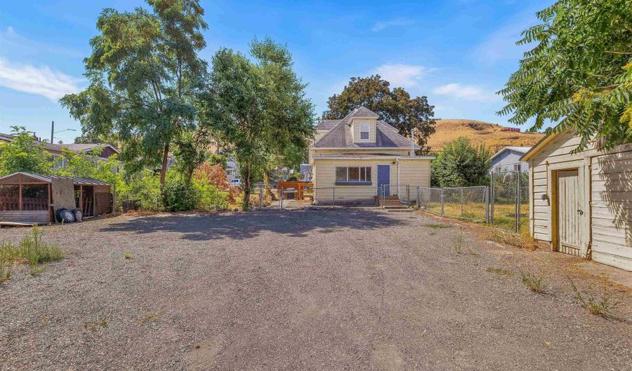 815 2nd St, Asotin, WA 99402 - 4 Beds, 2 Bath