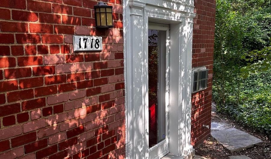 1718 PRESTON Rd, Alexandria, VA 22302 - 1 Beds, 1 Bath