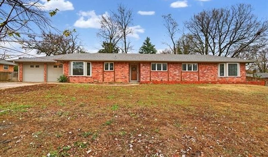 2318 Dorchester Dr, Bartlesville, OK 74006 - 3 Beds, 3 Bath