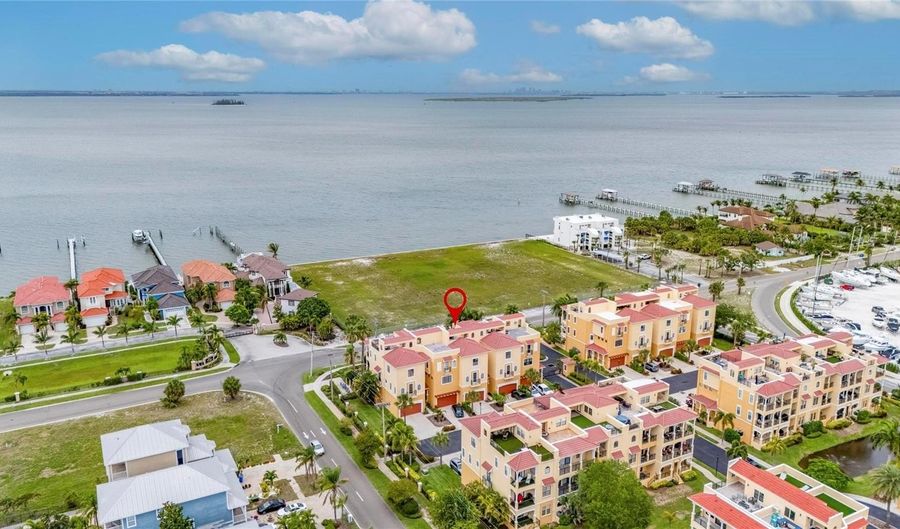 6408 MAYRA SHORES Ln, Apollo Beach, FL 33572 - 5 Beds, 4 Bath