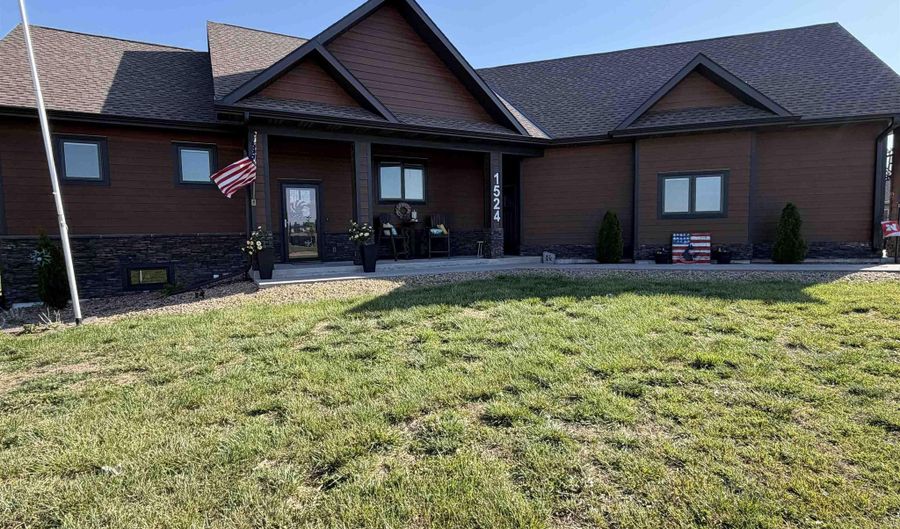 1524 Beechwood Dr, Aurora, NE 68818 - 4 Beds, 3 Bath