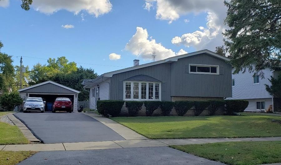 921 S Iowa Ave, Addison, IL 60101 - 3 Beds, 2 Bath