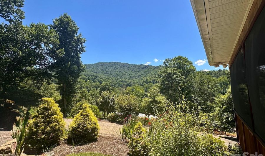 2825 Harrell Hill Rd, Bakersville, NC 28705 - 2 Beds, 3 Bath