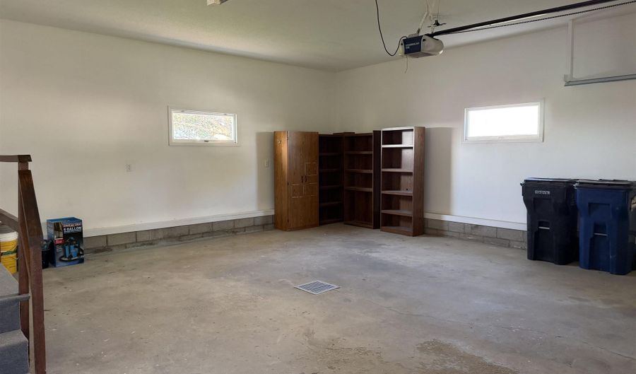 500 E 9th St, Bridgewater, SD 57319 - 4 Beds, 2 Bath