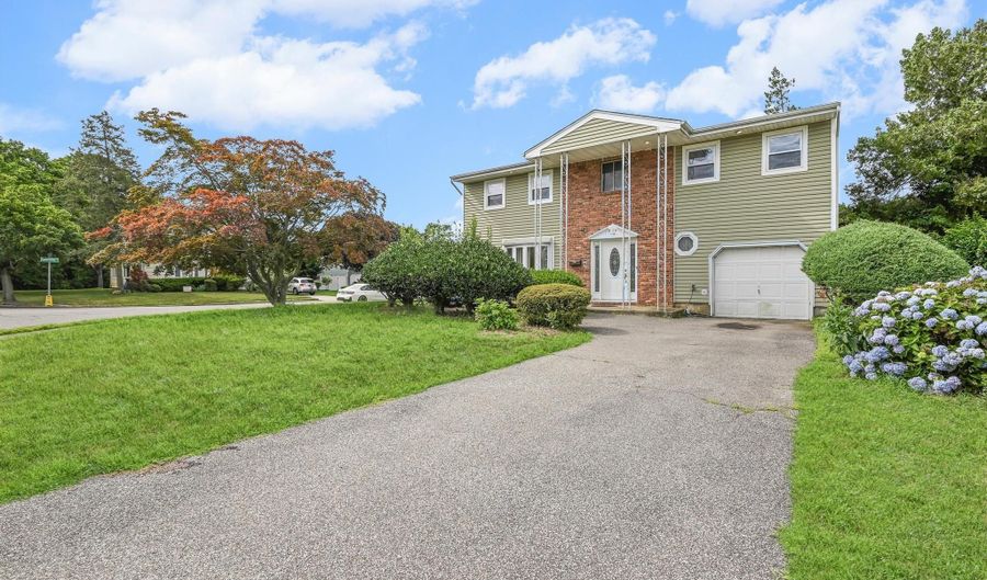 20 Sunshine Ln, Amityville, NY 11701 - 4 Beds, 2 Bath