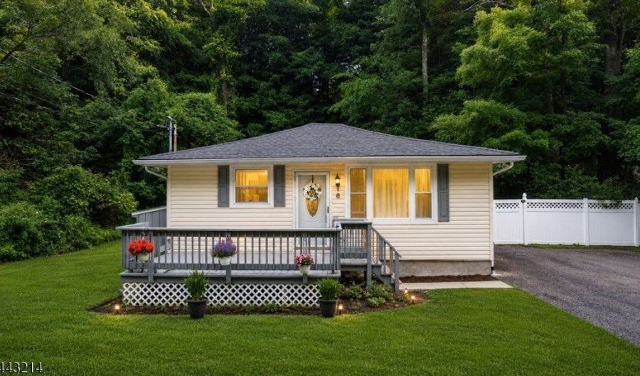 6 Pine St E, Alloway, NJ 07422 - 3 Beds, 1 Bath