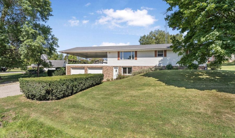 802 N Railroad St, Ainsworth, IA 52201 - 5 Beds, 2 Bath