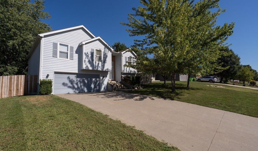 120 Hillside Dr, Baldwin City, KS 66006 - 3 Beds, 3 Bath