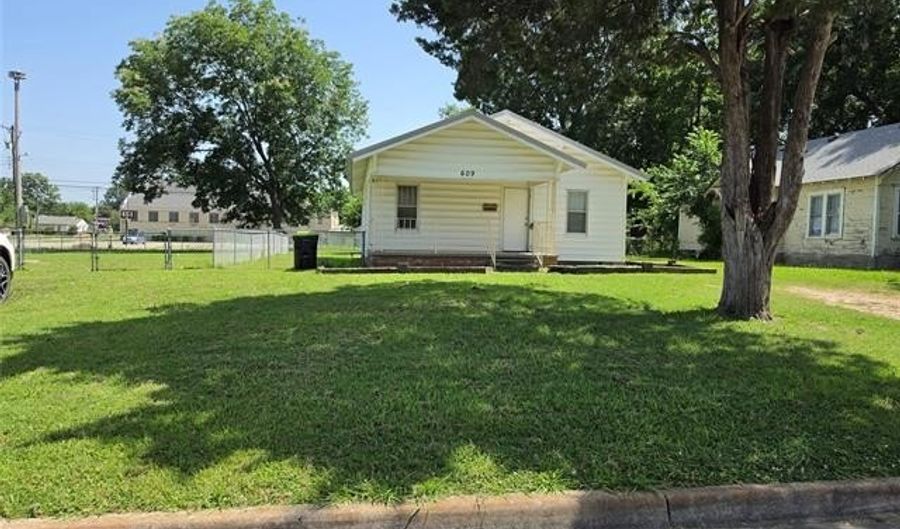 609 W 5th St, Ada, OK 74820 - 2 Beds, 1 Bath