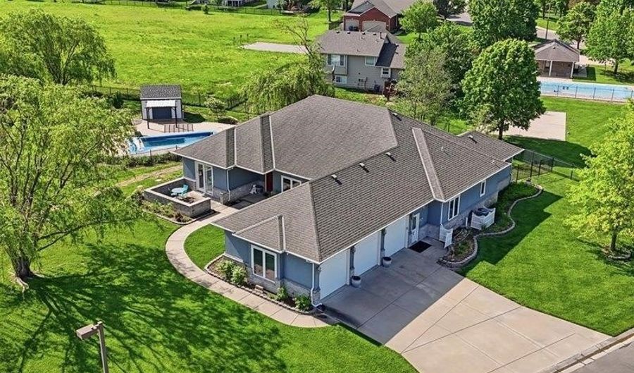 601 Stone Lake Cir, Augusta, KS 67010 - 4 Beds, 4 Bath