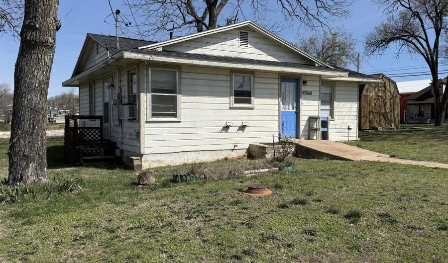 102 W Main Ave, Ava, MO 65608 - 2 Beds, 1 Bath