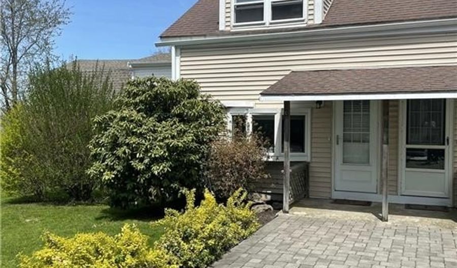 16 Dudley Ave 6, Newport, RI 02840 - 2 Beds, 1 Bath