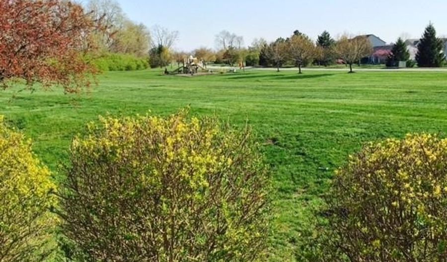 2737 Dawnlake Dr, Indianapolis, IN 46217 - 3 Beds, 2 Bath