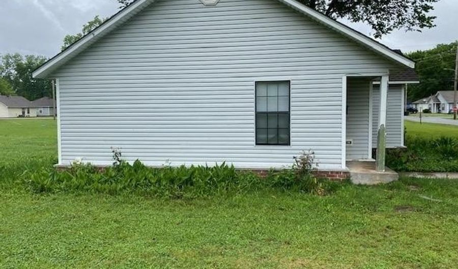 706 S 5th St, Augusta, AR 72006 - 2 Beds, 1 Bath