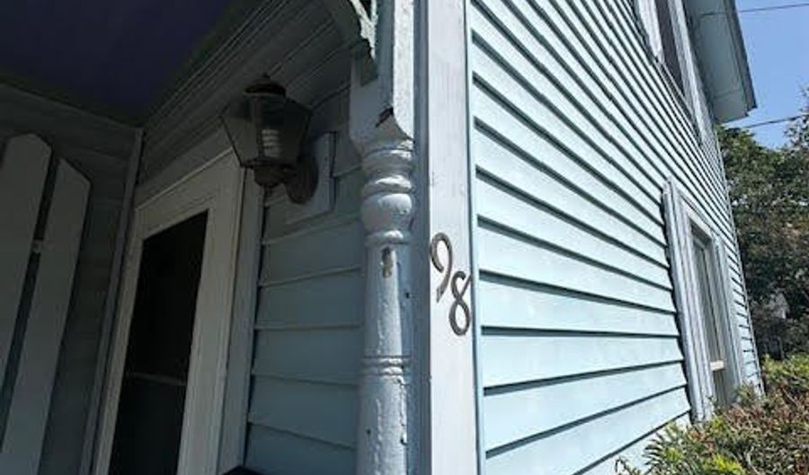 98 Bayview St, Belfast, ME 04915 - 3 Beds, 1 Bath