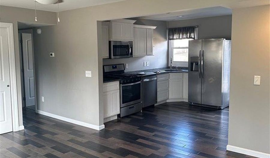 204 Hillsdale Dr, Ballwin, MO 63011 - 3 Beds, 1 Bath