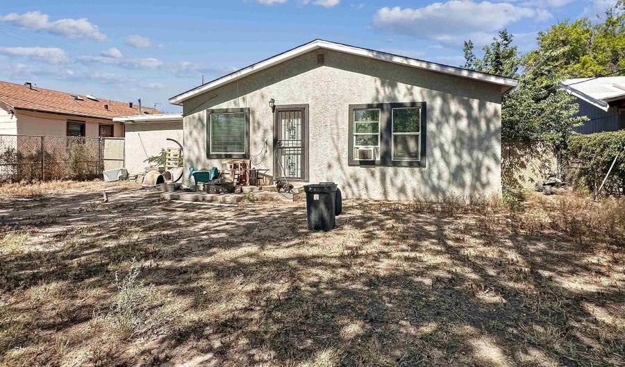 1004 Thomas St, Carlsbad, NM 88220 - 3 Beds, 2 Bath