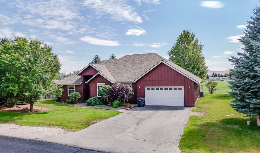 381 Parkside Dr, Bellevue, ID 83313 - 3 Beds, 2 Bath