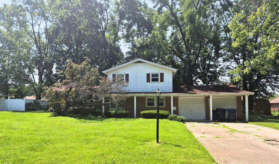 2325 Oakwood Dr, Anderson, IN 46011 - 4 Beds, 2 Bath