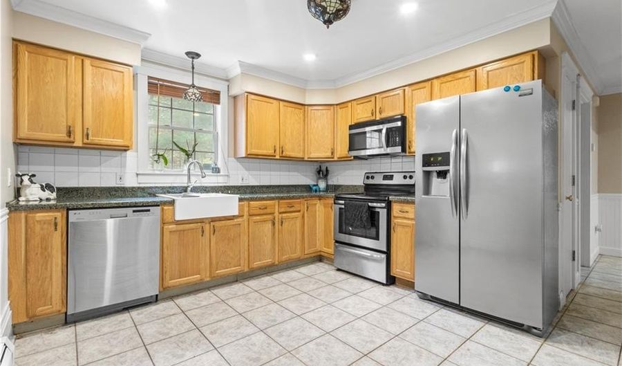 16 Karen Dr, Hopkinton, RI 02832 - 3 Beds, 2 Bath