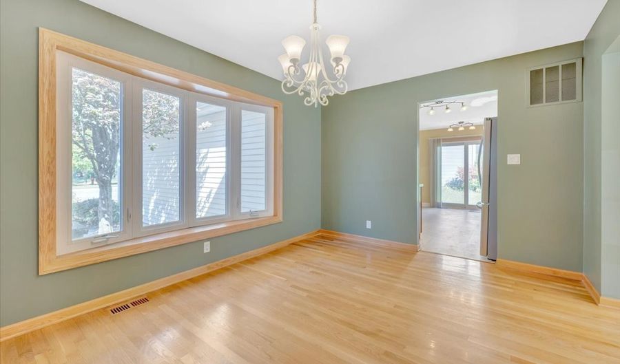 721 Brentwood Ct, Algonquin, IL 60102 - 3 Beds, 2 Bath