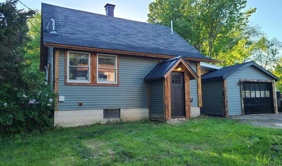 14 Helen St, Auburn, ME 04210 - 2 Beds, 1 Bath