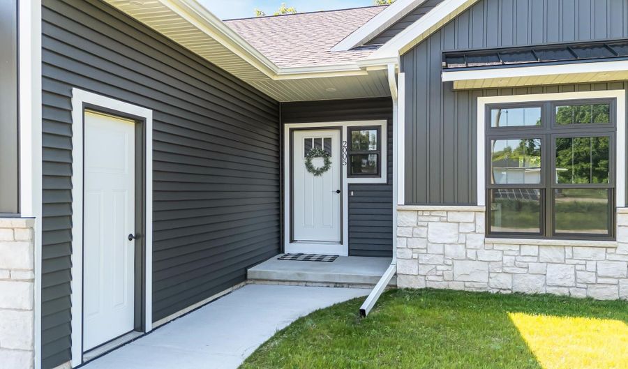 2005 E RIDGE HAVEN Ln, Appleton, WI 54913 - 3 Beds, 2 Bath