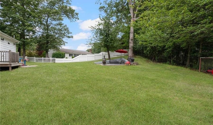26 Ferncrest Dr, Cumberland, RI 02864 - 3 Beds, 2 Bath