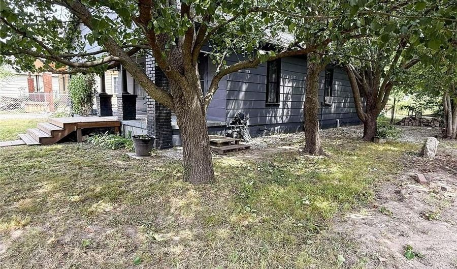 327 E 16th St, Baxter Springs, KS 66713 - 2 Beds, 1 Bath