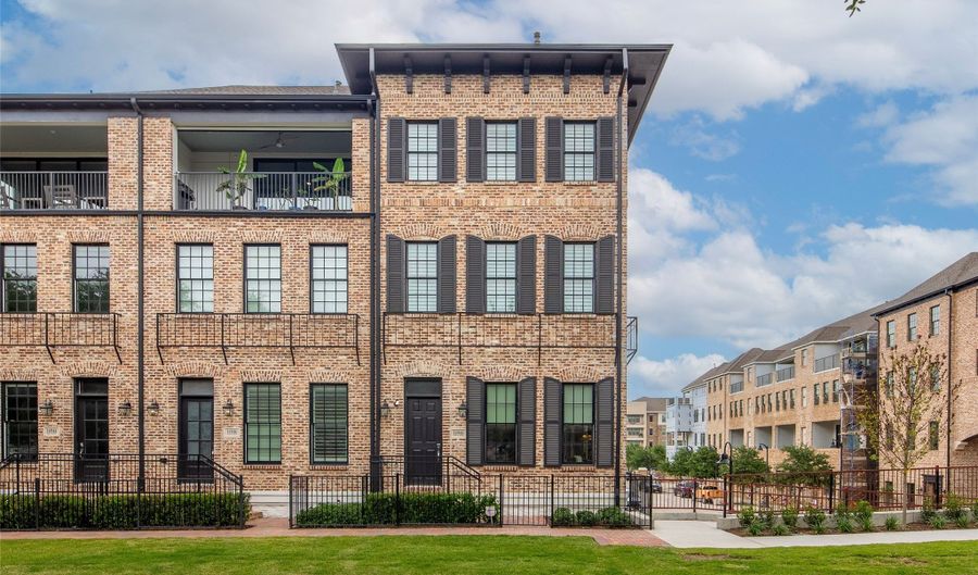 14948 Oak St, Addison, TX 75001 - 3 Beds, 4 Bath