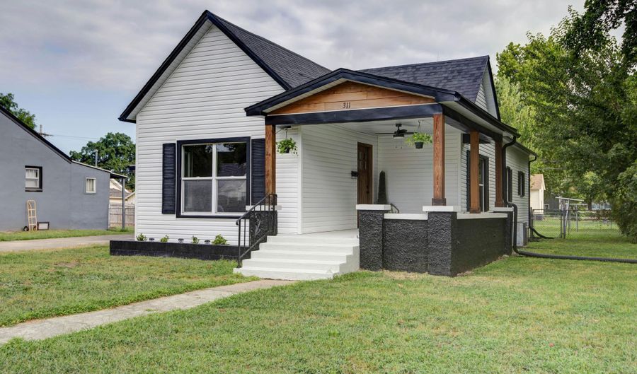 311 W Pleasant St, Aurora, MO 65605 - 3 Beds, 3 Bath