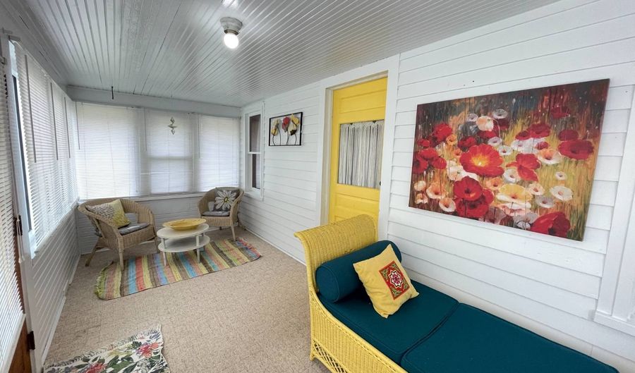 402 S Clark St, Bassett, NE 68714 - 2 Beds, 2 Bath